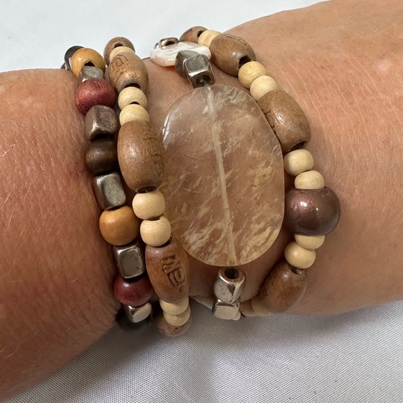 Set of 8 wooden and shell bead stretch style bracelets - Picture 5 of 8